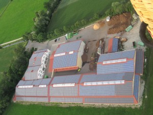 Die 6.300 Quadratmeter große Solarfläche liefert mit 850.000 kWh den Löwenanteil der Stromerzeugung bei RUF.