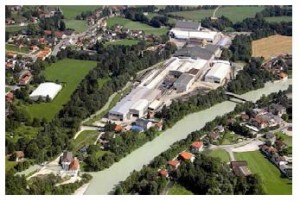 Das Stahlwerk Annahütte in Hammerau investiert 2012 kräftig in den Standortausbau, Umweltschutzmaßnahmen und in weitere Produktinnovationen. Das Stahlwerk Annahütte in Hammerau investiert 2012 kräftig in den Standortausbau, Umweltschutzmaßnahmen und in weitere Produktinnovationen.