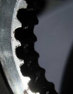 Aluminiumbremsrotoren mit aufgeklebten konzentrischen Belägen werden besonders dann eingesetzt, wenn Rotationsbewegungen in elektrischen Antrieben abgebremst werden sollen. Aufgrund der hohen Bremsfrequenz und der ruckartigen Krafteinleitung zu Beginn des Bremsvorgangs arbeiten sich die Zähne jedoch ab. Dadurch geht nicht nur die Krafteinwirkung verloren, auch die Lautstärke nimmt zu. Quelle: Rex Industrie-Produkte