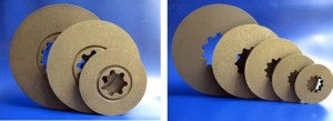 Neben den neuen Duoblock-Rotoren bietet die Rex GmbH auch Integral- oder Monoblockrotoren an, die komplett aus einem speziell entwickelten faserverstärkten Hightech-Werkstoff auf Duromer-Basis bestehen. Dieser Verbundwerkstoff ist bei der Ausbildung der Verzahnung der üblichen Aluminium-Verzahnung weit überlegen und gleichzeitig als Reibwerkstoff für die Bremsfunktion optimal geeignet. Quelle: Rex Industrie-Produkte
