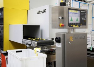 Die vom Handlingsystem direkt aus der Spritzgießmaschine beschickte Waage schleust Gutteile in den linken Behälter und zählt sie, um die Lösgrößenvorgaben exakt einhalten zu können. Ausschuss beim Anfahren oder während der Produktion gelangt in den rechten Behälter.