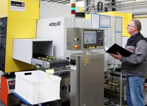 Die vom Handlingsystem direkt aus der Spritzgießmaschine beschickte Waage schleust Gutteile in den linken Behälter und zählt sie, um die Lösgrößenvorgaben exakt einhalten zu können. Ausschuss beim Anfahren oder während der Produktion gelangt in den rechten Behälter.