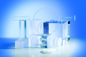 Quarzglas ist ein außergewöhnlicher Werkstoff, der bei über 2000 °C bearbeitet wird und u.a. als Vorprodukt für Glasfasern unverzichtbar ist. Quarzglas ist ein außergewöhnlicher Werkstoff, der bei über 2000 °C bearbeitet wird und u.a. als Vorprodukt für Glasfasern unverzichtbar ist.