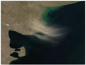 Ackerbodenstaub-Fahne vor der argentinischen Küste (Satellitenfoto: NASA Earth Observatory, Jeff Schmaltz) Ackerbodenstaub-Fahne vor der argentinischen Küste (Satellitenfoto: NASA Earth Observatory, Jeff Schmaltz)