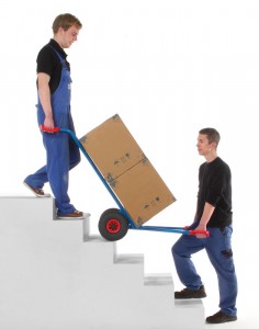 Für eine ergonomische Haltung beim Transport über Treppenstufen lässt sich zusätzlich ein optionaler Tragholm einhängen. Für eine ergonomische Haltung beim Transport über Treppenstufen lässt sich zusätzlich ein optionaler Tragholm einhängen.