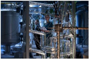 Forschung auf höchstem Niveau: Wissenschaftlerinnen und Wissenschaftler von HZDR und KIT entwickeln Flüssigmetalltechnologien (Foto: Martin Lober) Forschung auf höchstem Niveau: Wissenschaftlerinnen und Wissenschaftler von HZDR und KIT entwickeln Flüssigmetalltechnologien (Foto: Martin Lober)