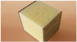 Bild 2: Sandwichaufbau bestehend aus einem leinölbasierten Hartschaum als Kernmaterial und verpresste Decklagen aus Flachs-/Hanfgewebe (100 x 100 x 100) mm Bild 2: Sandwichaufbau bestehend aus einem leinölbasierten Hartschaum als Kernmaterial und verpresste Decklagen aus Flachs-/Hanfgewebe (100 x 100 x 100) mm