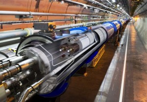 Das „LCH Beam Screen“ beinhaltet unter anderem die Profilteile (walzplattierte Bänder mit speziellem Sägezahnprofil) von Heraeus. Diese verwenden die Wissenschaftler im Large Hadron Collider für die Teilchenstrahlführung der nur wenige Zentimeter durchmessenden Beschleunigungsrohre (kleinster Durchmesser 45,4 Millimeter). (Foto: CERN) Das „LCH Beam Screen“ beinhaltet unter anderem die Profilteile (walzplattierte Bänder mit speziellem Sägezahnprofil) von Heraeus. Diese verwenden die Wissenschaftler im Large Hadron Collider für die Teilchenstrahlführung der nur wenige Zentimeter durchmessenden Beschleunigungsrohre (kleinster Durchmesser 45,4 Millimeter). (Foto: CERN)