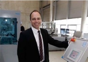 Prof. Dr.-Ing. Thomas Bauernhansl, Leiter der Stuttgarter Institute IPA, IFF und EEP: "Es geht im Grunde um eine intelligente Vernetzung von dezentralen Informationsträgern und Informationserzeugern". Foto: Fraunhofer IPA/IFF, Stuttgart Prof. Dr.-Ing. Thomas Bauernhansl, Leiter der Stuttgarter Institute IPA, IFF und EEP: "Es geht im Grunde um eine intelligente Vernetzung von dezentralen Informationsträgern und Informationserzeugern". Foto: Fraunhofer IPA/IFF, Stuttgart