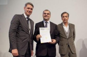 Dr.-Ing. Yashar Musayev (Mitte), Leiter Beschichtungszentrum bei Schaeffler, nahm den „Materialica Design + Technology Award 2012“ in der Kategorie „Surface + Technology“ von Robert Metzger (links), MunichExpo Veranstaltungs GmbH, und Christian Labonte, Audi AG, entgegen (Foto: MunichExpo GmbH). Dr.-Ing. Yashar Musayev (Mitte), Leiter Beschichtungszentrum bei Schaeffler, nahm den „Materialica Design + Technology Award 2012“ in der Kategorie „Surface + Technology“ von Robert Metzger (links), MunichExpo Veranstaltungs GmbH, und Christian Labonte, Audi AG, entgegen (Foto: MunichExpo GmbH).