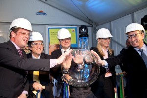 Symbolischer Startschuss zum Bau des neuen Noveliswerks (von links: Dr. Oliver Picht, Tadeu Nardocci, Dr. Reiner Haseloff, Prof. Dr. Birgitta Wolff, Vincent Nguyen) Symbolischer Startschuss zum Bau des neuen Noveliswerks (von links: Dr. Oliver Picht, Tadeu Nardocci, Dr. Reiner Haseloff, Prof. Dr. Birgitta Wolff, Vincent Nguyen)