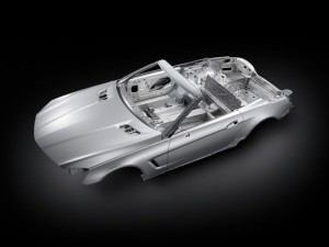 The all-aluminium body-shell of the Mercedes-Benz SL is 110kg lighter than the previous model. Novelis' aluminium is used in the doors, hood and various structural applications including the transmission tunnel, for which the company supplies a new three-piece tailored welded blank. Quelle: Daimler AG The all-aluminium body-shell of the Mercedes-Benz SL is 110kg lighter than the previous model. Novelis' aluminium is used in the doors, hood and various structural applications including the transmission tunnel, for which the company supplies a new three-piece tailored welded blank. Quelle: Daimler AG
