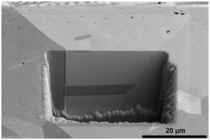 Kupferprobe unter dem Zweistrahl-Ionenmikroskop: Die Graustufen zeigen die unter-schiedliche Ausrichtung der Kristallite im Material und damit dessen Mikrostruktur (Aufnahme: Dr. Christian Greiner, KIT) Kupferprobe unter dem Zweistrahl-Ionenmikroskop: Die Graustufen zeigen die unter-schiedliche Ausrichtung der Kristallite im Material und damit dessen Mikrostruktur (Aufnahme: Dr. Christian Greiner, KIT)