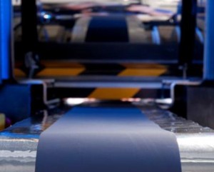 Das Ineinandergreifen vieler Produktionsschritte (hier die Beschichtung mit Elektrodenmaterial) bestimmt Eigenschaften und Kosten der fertigen Batterie. (M. Lober/KIT)