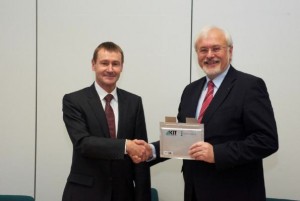 Unterzeichnung der Kooperationsvereinbarung: Prof. Eberhard Umbach, KIT, und Klaus Helmrich, Siemens AG (Foto: Andreas Drollinger, KIT)