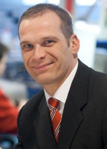 „Es geht ausschließlich um die zwischenmenschliche Komponente. Je besser ich mich auf meine Gegenüber in einem Verkaufsgespräch einstellen kann, umso wahrscheinlicher ist es, dass der Verkauf glatt läuft. Und das gilt insbesondere im B2B. Dazu müssen wir zum Teil eine neue Sprache lernen und uns mit psychologischen Aspekten wie Motivationsstile und Kommunikationskanälen beschäftigen. Frei nach dem Kommunikationsguru Paul Watzlawick lasse ich mich von dem Motto 'man kann nicht nicht emotional wirken' leiten“, sagt Axel Rieckmann, Vertriebsleiter bei der LAP GmbH Laser Applikationen.