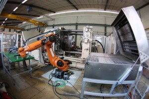 LIPA-Projekt GK Tool: Um das kombinierte Umformen und Hinterspritzen von Organoblechen für die Herstellung von Faserverbund-Leichtbauteilen mit thermoplastischer Matrix weiter zu entwickeln, haben die LIPA-Projektpartner eine speziell konzipierte, flexible Fertigungszelle errichtet (Bild: Georg Kaufmann Tech Center AG, Busslingen/CH)
