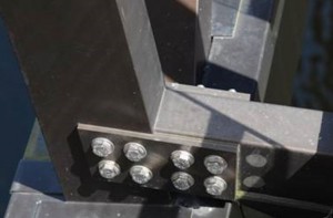 Ein weiterer Vorteil des Materials ist, dass die Brückenteile verschraubt werden und somit auf Schweißverbindungen vorwiegend verzichtet werden konnte. Da jede Schweißnaht eine Schwachstelle darstellt, kommt die Konstruktion bei tragenden Brückenteilen sogar ganz ohne diese aus. Quelle: PML
