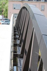 Insbesondere sollte die Brücke einen schönen Bogen und ein schräges Geländer erhalten. Die Konstruktion wurde daher als Fachwerktrogtypus mit schrägen Trägern umgesetzt. Quelle: PML