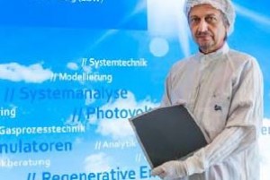 ZSW-Mitarbeiter Friedrich Kessler mit dem neuen flexiblen Dünnschicht- Solarmodul auf emailliertem Stahlsubstrat. Fotos: ZSW.