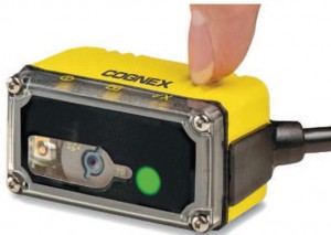 In minimalen Abmessungen von nur 23,5mmx27mmx43,5mm und Schutzklasse IP65 beitet der neue Dataman 50L maximale Leistung im Lesen von Barcodes. Er eignet sich ideal für die Anbringgung unter beschränkten Platzverhältnissen in Produktionslinien und Anlagen und verfügt über Hotbars™, eine speziell für das Codelesen patentierte Bildanalysetechnologie von Cognex.
