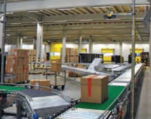Sicher auf Achse: Bei der arvato AG ist in der Logistik die Zuverlässigkeit und Zeit ein entscheidender Faktor. Statonäre ID-Lesegeräte DataMan 500 von Cognex lesen mit hoher Flexibilität die Barcodes auf den in der Höhe variierenden Paketen in Hochgeschwindigkeit und mit Leserate von nahezu 100%.