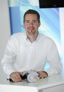 Dr. Adrian Jung, Chemiker im 3M Forschungszentrum in Neuss und Erfinder des so genannten „Ampelklebstoffs“. (3M)