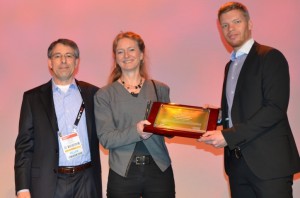 Dr. Ruth Houbertz und Sönke Steenhusen wurden auf der SPIE Konferenz PHOTONICS West 2013 in San Francisco mit dem Green Photonics Award ausgezeichnet (Foto: SPIE)