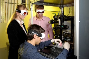 Ruth Houbertz, Sönke Steenhusen (rechts) und Thomas Stichel (vorne) im Laserlabor – 3D-Strukturierung mit TPA. (Foto: Fraunhofer ISC)