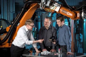 Kleben ohne Klebstoffauftrag – Eine Revolution in der industriellen Verbindungstechnik: Dr. Matthias Popp, Professor Dr. Andreas Hartwig und Andreas Lühring (v.l.n.r.). (© Dirk Mahler/Fraunhofer)