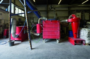Vom Zyklonabscheider durch Nassabscheider und Reststaubfilter: Diesen Weg nehmen die explosiblen Stäube im Ratinger Werk von Almamet. (Fotos: Ruwac)