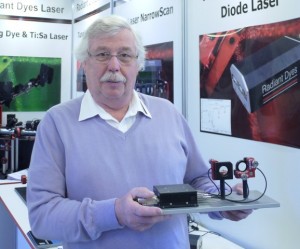 Hans Dieter Müllenmeister, Geschäftsführer Radiant Dyes Laser & Accessories GmbH: „Für uns bringt diese Lösung in viele Vorteile. Die Piezo-Lösung ist viel kleiner als jede andere motorgetriebene Mikrometerschraube. Außerdem arbeiten die PiezoMikes im geschlossenen Regelkreis und mit sehr hoher Auflösung.“ (Foto: Radiant Dyes)