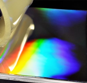 PUR wird von einer permanent beschichteten, nanostrukturierten Metalloberfläche sauber abgelöst. Durch die Nanostruktur kommt es im Bild zur Lichtbeugung und damit zur Farbgebung. © Fraunhofer IFAM/Wolfgang Hielscher