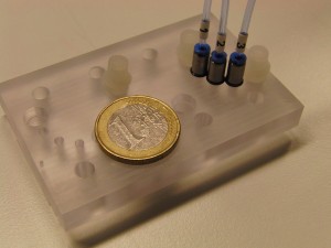 Mit dem kompakten Multiorgan-Chip (Größenvergleich Ein-Euro-Münze) und dessen drei separaten Mikrokreisläufen können Forscher die Regeneration von bestimmten Nierenzellen untersuchen. © Fraunhofer IWS Dresden