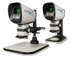 Das neue Stereomikroskop LynxEVO ist in der Tischstativ-Variante und in der Multi-Axis Säulenständer-Version erhältlich.