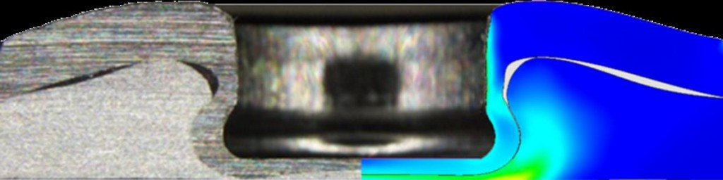 Abbildung 5:Flach-Clinch-Klebverbindung: Gegenüberstellung Experiment und Simulation (Oberblech DC04, t = 1,0 mm; Unterblech EN AW 1050A t = 1,5 mm; Klebstoffschichtdicke 75 µm; Stempeldurchmesser 5 mm; Restbodendicke 0,35 mm)