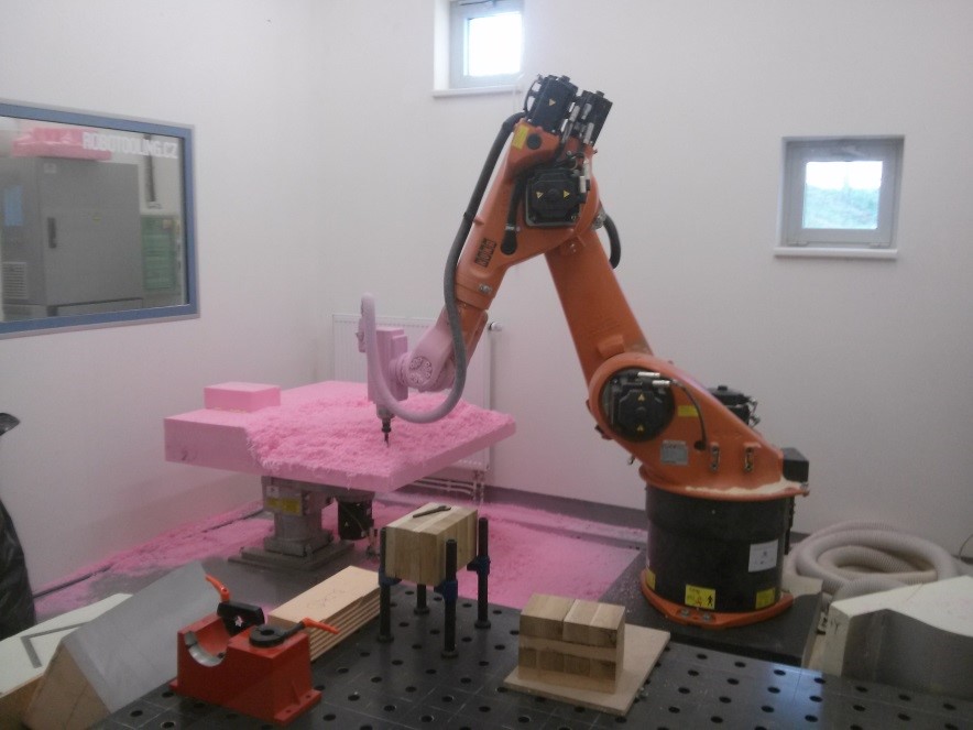Roboter KUKA KR60 fräst einen Teil des Polystyrol-Modells aus Quelle: Artec 3D