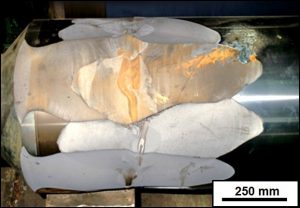 Bild 1: Beispiel von abgeplatzten Oberflächen einer Arbeitswalze (Rössler et al.; Sonderband Prakt. Metallographie 36, 2004, S. 329-335)