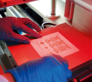Ausrichtung Probe im Siebdrucker zur Aufbringung funktionaler Piezokeramischer Schichten.