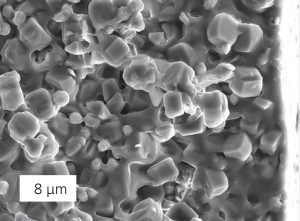  © Fraunhofer IKTS Rasterelektronenmikroskop-Aufnahme einer Kompositmembran. Durch die nur 0,5 nm großen Poren der Zeolithschicht diffundieren die Ethylacetat-Moleküle auf die andere Seite der Membran.