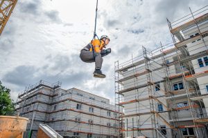 BU: Mit dem „Chair in the Air“ kann sich der Benutzer innerhalb weniger Sekunden in eine sitzende Position bringen und sicher auf die Rettung warten (Quelle: Zarges)