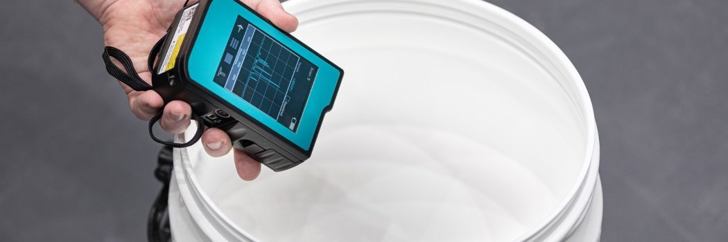 Mobiles Messgerät prüft Kunststoffpulver in Sekundenschnelle