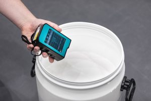 © Fraunhofer IPA/Foto: Rainer BezWird das mobile Raman-Spektrometer auf das Kunststoffpulver gerichtet, zeigt das Display des Messgeräts eine Kurve an, die Rückschlüsse über den Zustand des Pulvers zulässt.