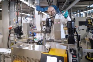 © Fraunhofer IFAMAm Fraunhofer IFAM werden die gereinigten Kunststoffabfälle im Compounder gemischt, aufgeschmolzen und extrudiert.