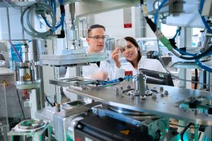 © Fraunhofer IVVExperten des Fraunhofer IVV bei der Optimierung eines Verfahrens zur Produktion von Verpackungen. Im Rahmen des Projekts KIOptiPack entwickeln sie auch KI-Werkzeuge um Kunststoffverpackungen fit für die Kreislaufwirtschaft zu machen.
