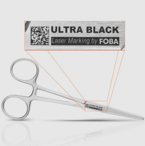 „Black Marking“ auf medizinischer Klemme, markiert mit einem Ultrakurzpulslaser.