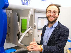 © UdS/EhrlichMit dem neuen Verfahren, das Dr. Oliver Maurer entwickelt hat, lassen sich mit dem 3D-Drucker vor allem kleinere Metallbauteile erheblich feiner und qualitativ hochwertiger drucken.