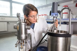 Herstellung von PCM-Emulsionen im Labor© Fraunhofer ISE Herstellung von PCM-Emulsionen im Labor