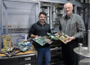 Professor Bernd Friedrich (rechts) und Doktorand Joao Weiss mit ausgemusterten Computer-Platinen.