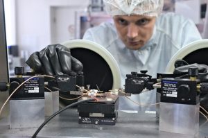 Jonas Schröder vermisst einen organischen Phototransistor in einer sogenannten Glovebox unter Schutzgasatmosphäre (Stickstoff Atmosphäre).© Tobias Antrack, IAP, TU Dresden